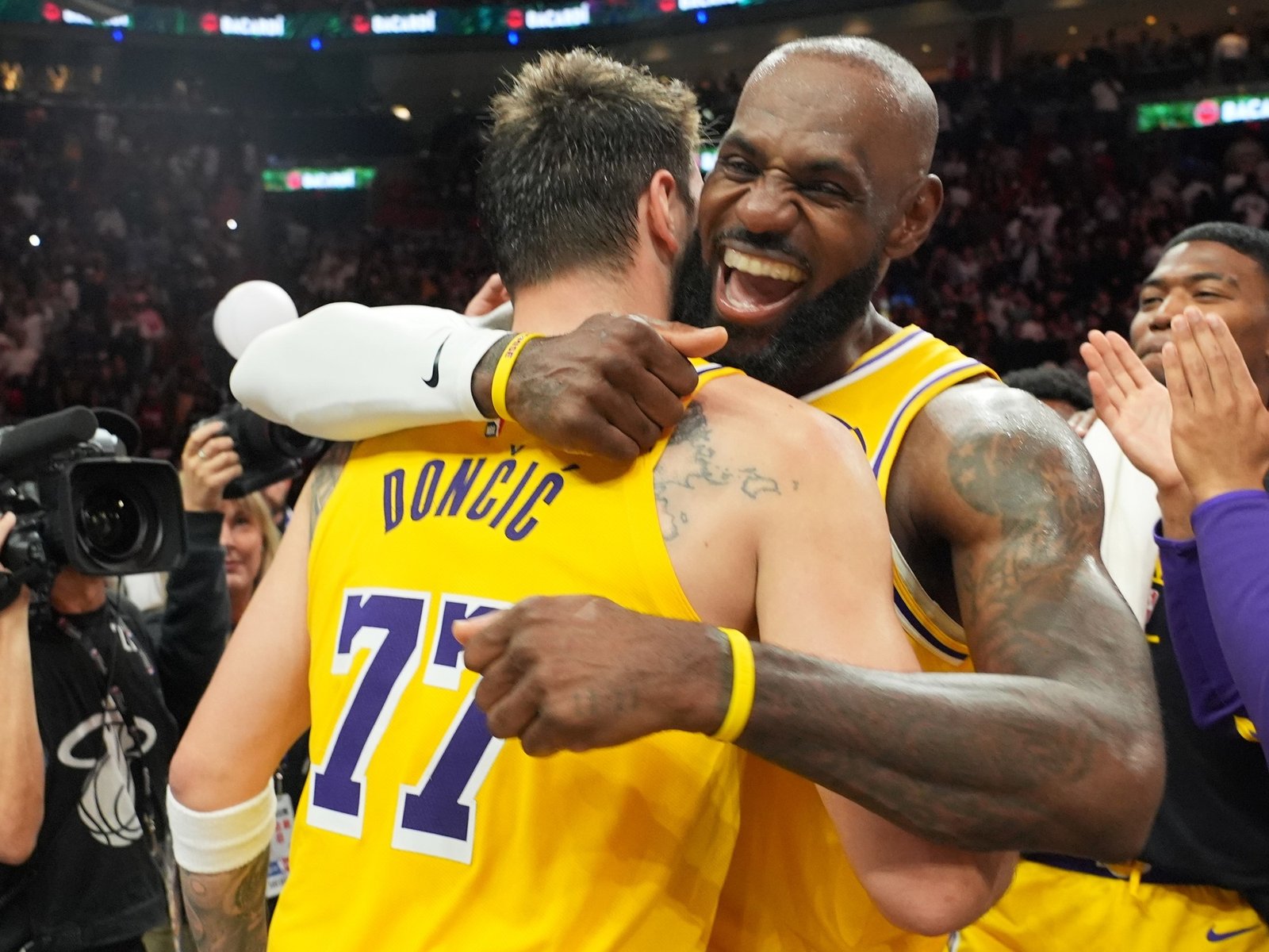 lo festejó con un triple doble y Doncic le regaló 60 puntos en otra noche histórica de los Lakers