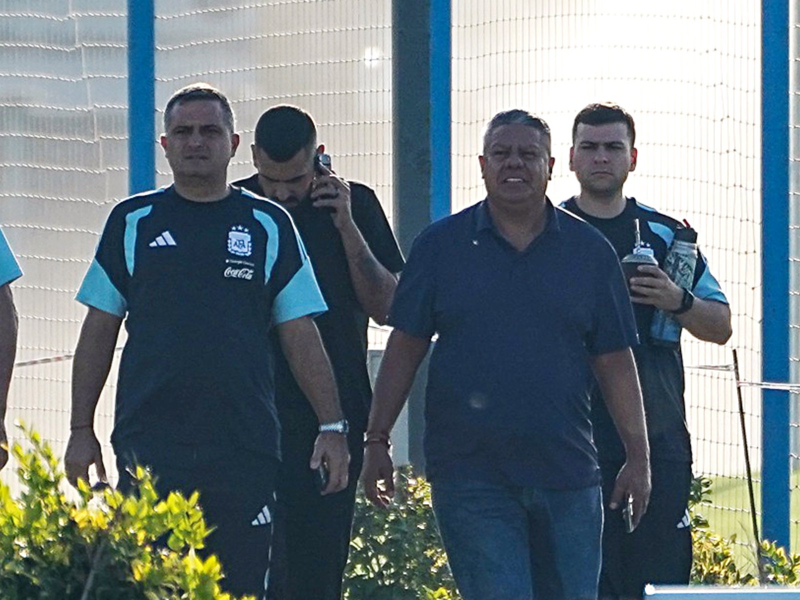 mate y sonrisas nerviosas mirando a lo lejos el entrenamiento de Messi y la Selección, tras ser procesado