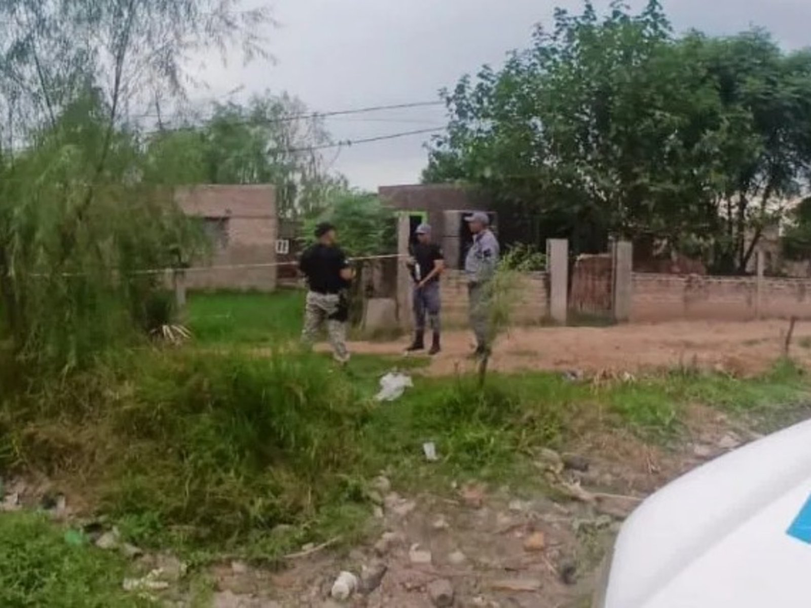 mató a su ex con un hacha y después abusó sexualmente y asesinó a la hija de 17 años de ella