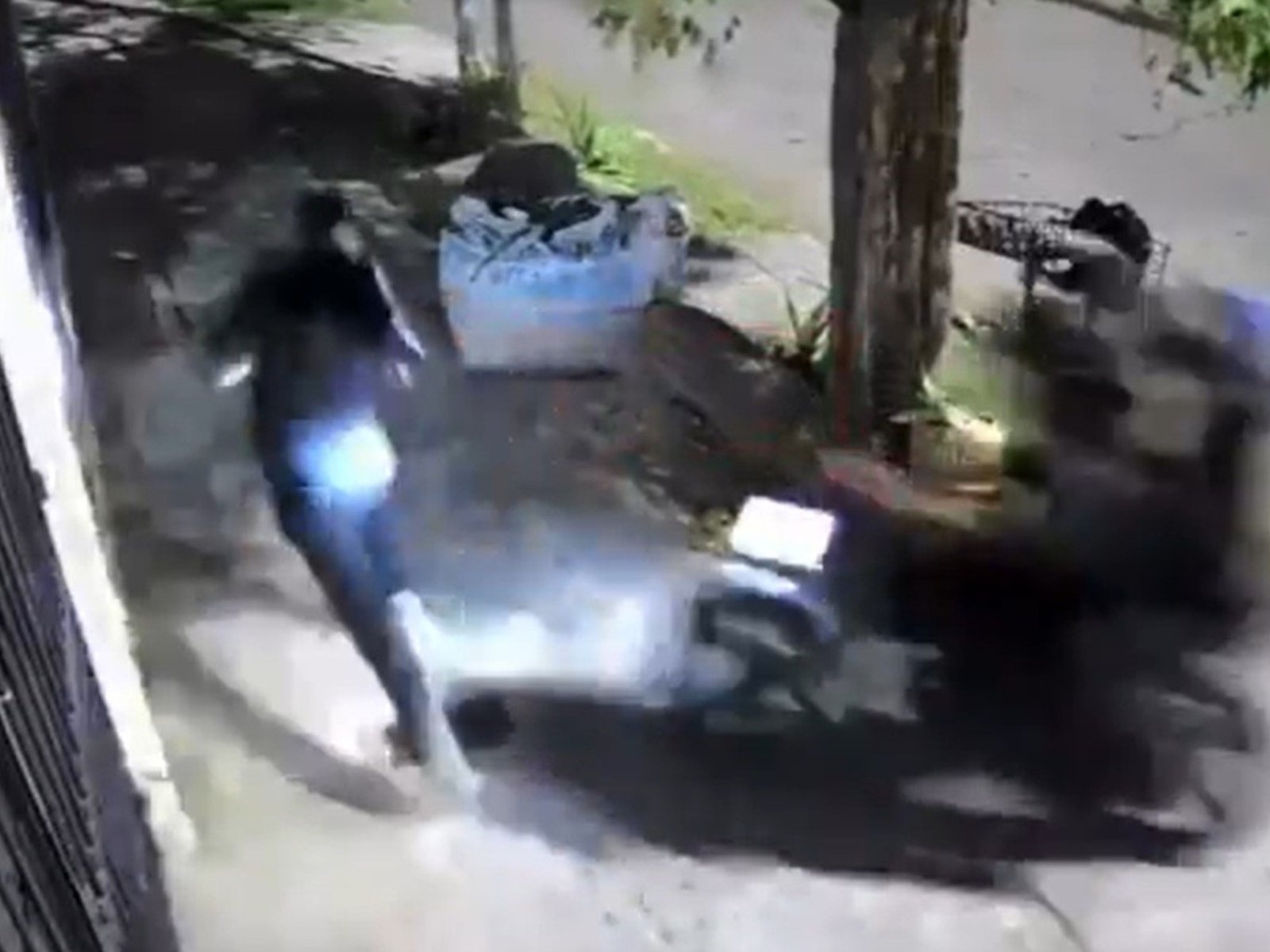 persiguieron a un joven y como no lo pudieron atrapar, le dispararon cuatro tiros a matar