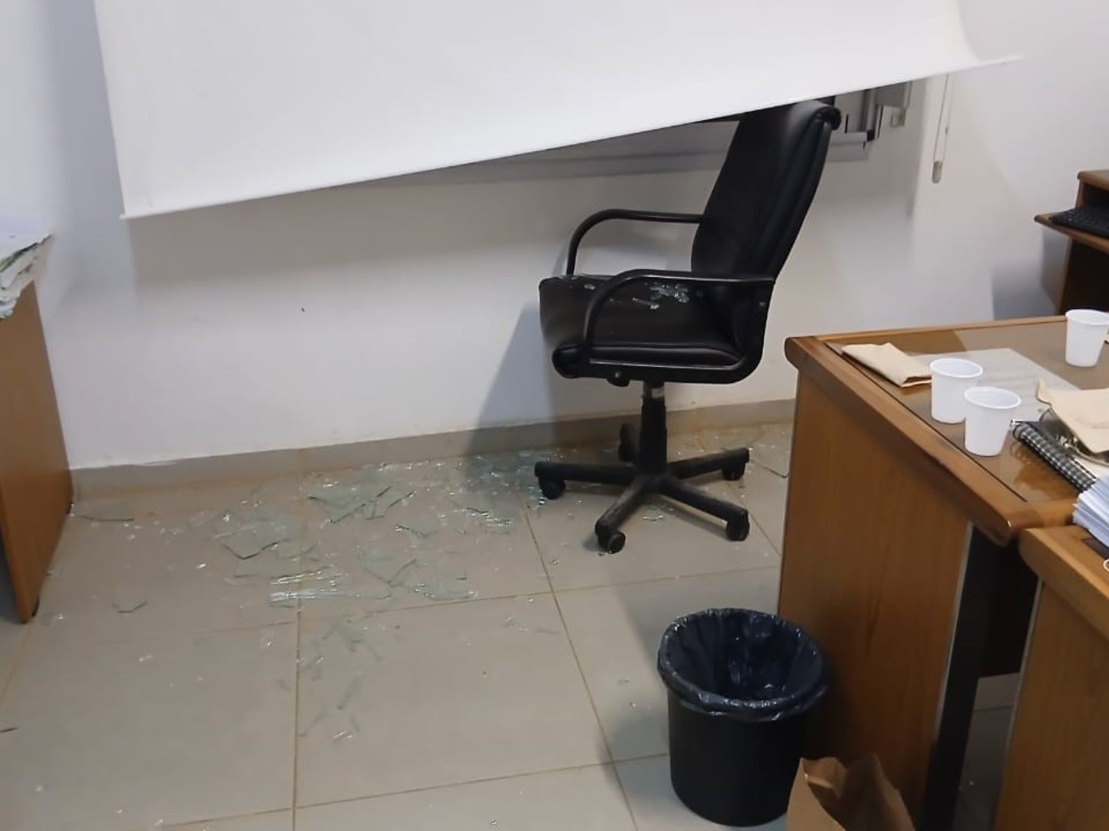 piedras, autos rotos y un juez lastimado en otro ataque a un tribunal por un fallo que provocó indignación