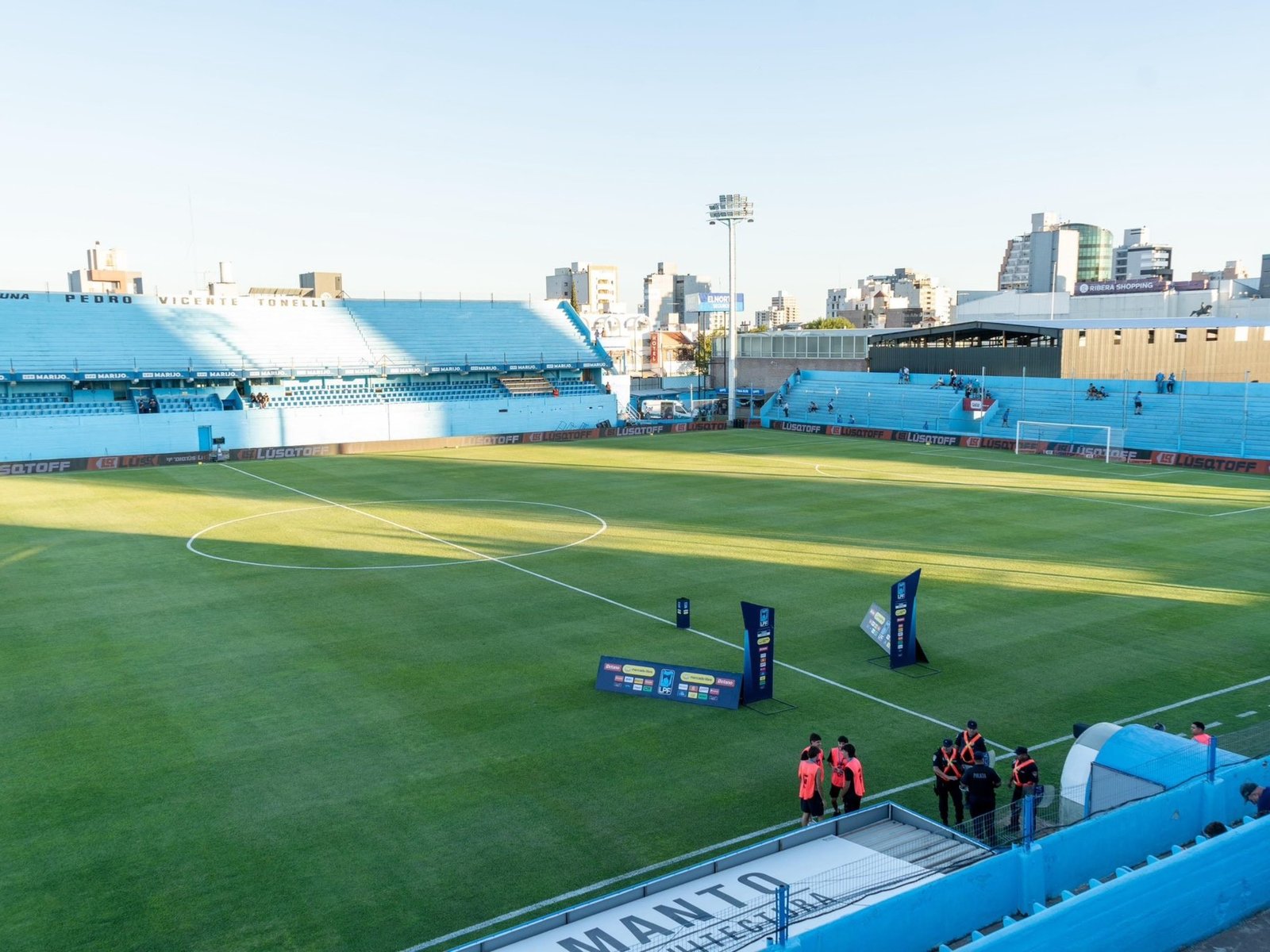 precios exorbitantes y tribunas tubulares para un partido que esperó 42 años