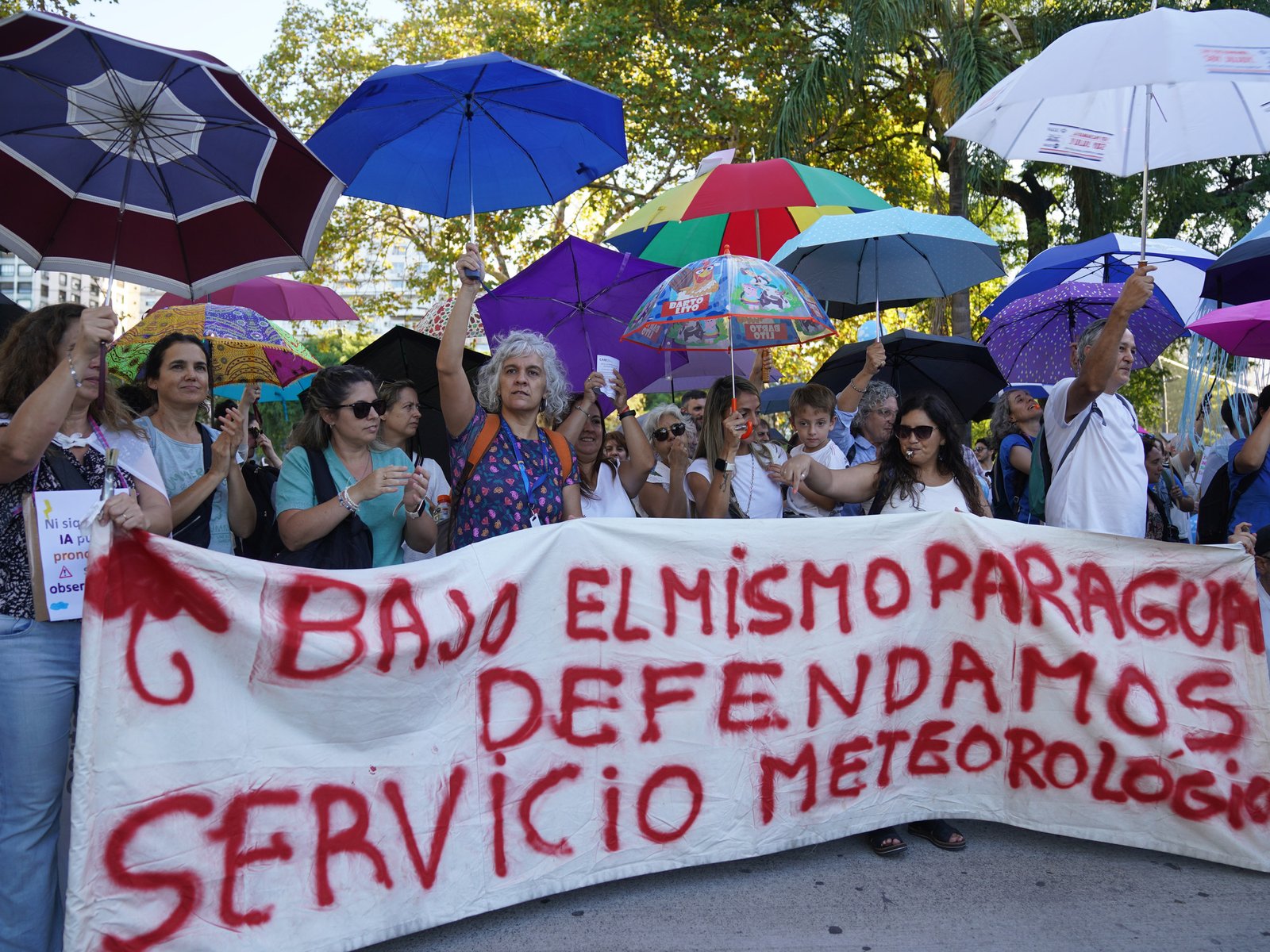 realizan un "paraguazo" en rechazo a posibles recortes