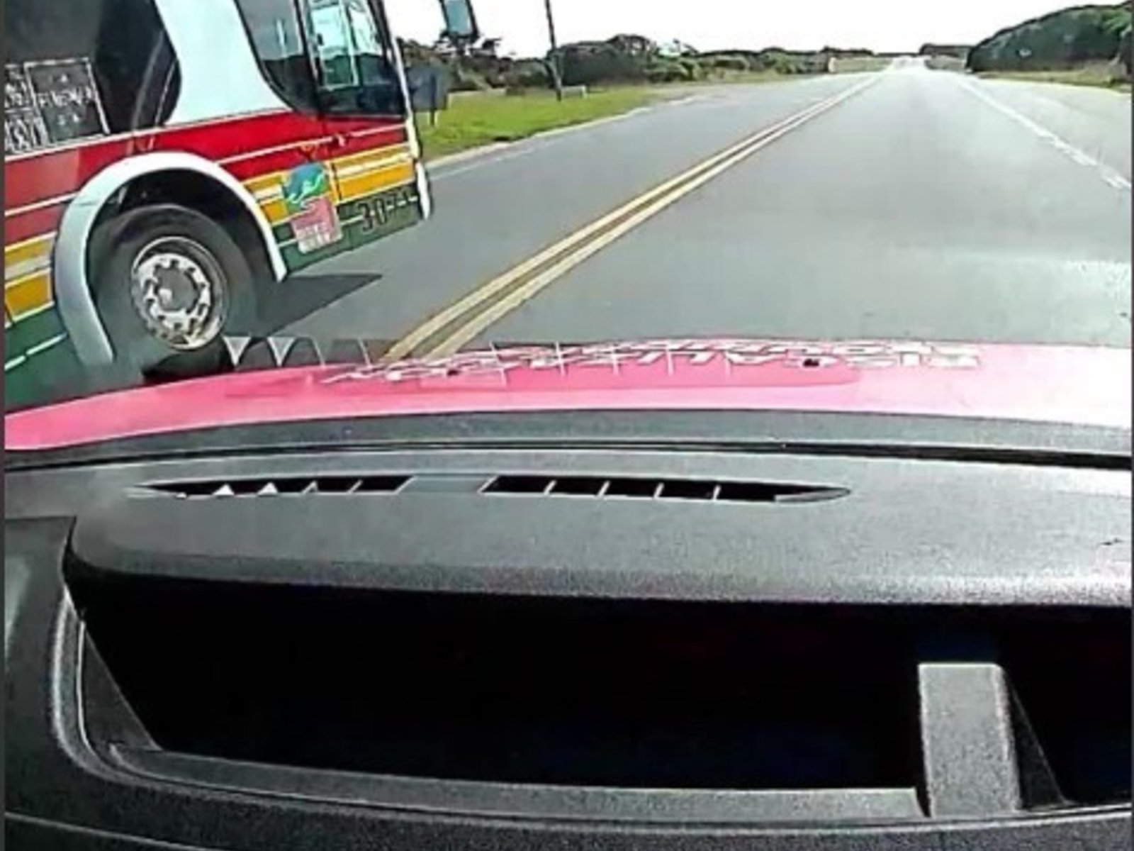 sancionaron al chofer de un micro de larga distancia por un sobrepaso prohibido en doble línea amarilla