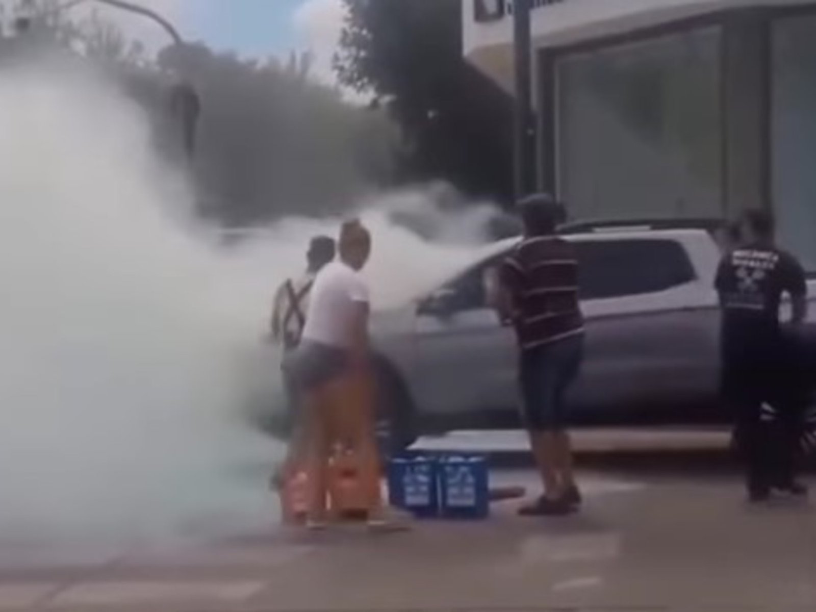 se prendió fuego una camioneta y dos soderos la apagaron a sifonazos