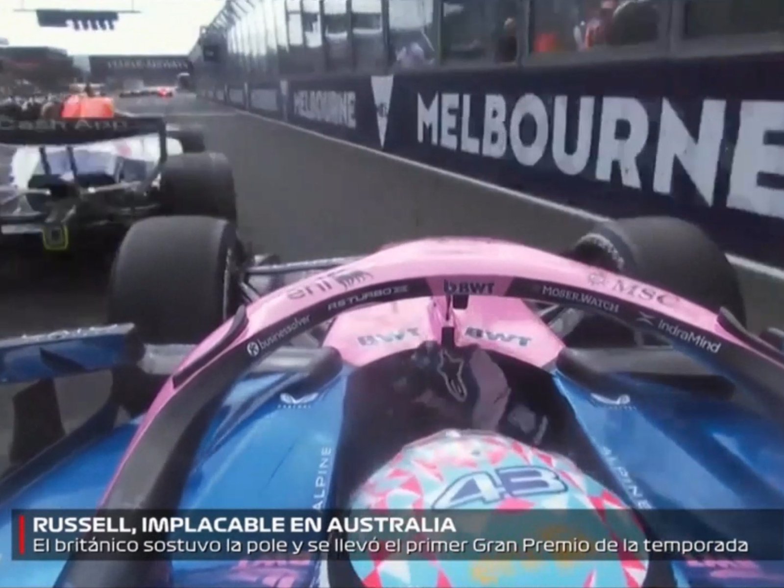 su maniobra milagrosa en la largada, la reacción de Russell y una penalización inesperada