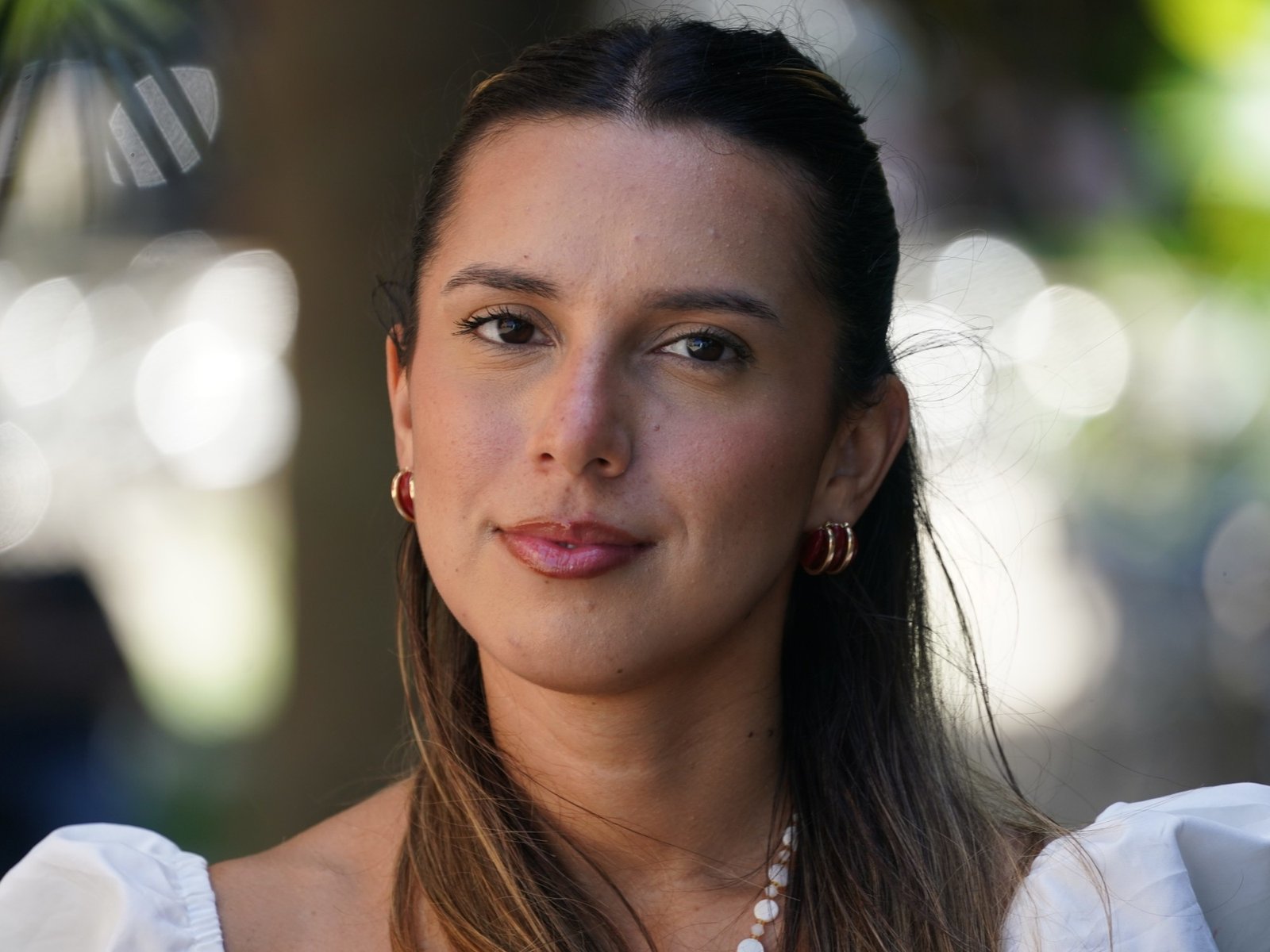 tras pagar la caución en Brasil, le cortaron la tobillera a la abogada acusada de racismo y ya puede regresar a la Argentina