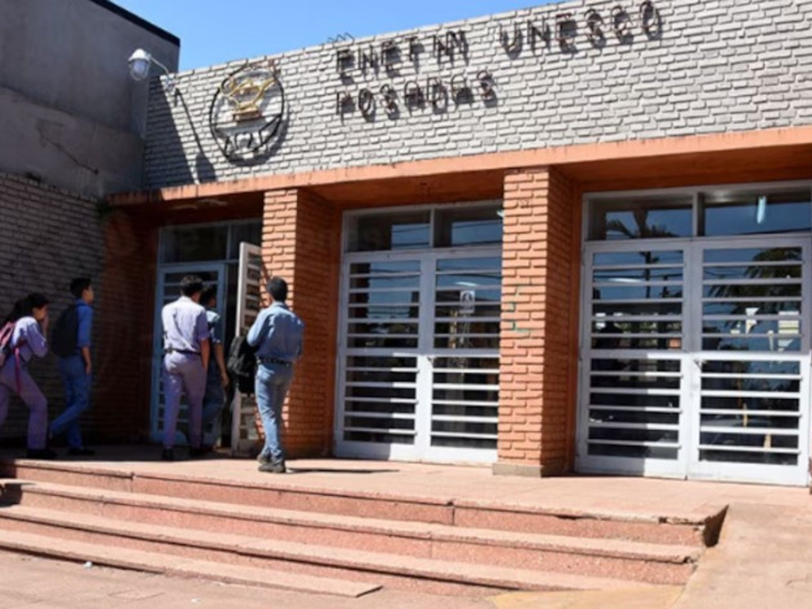 un adolescente fue armado a su escuela, se disparó frente a los compañeros y quedó en grave estado