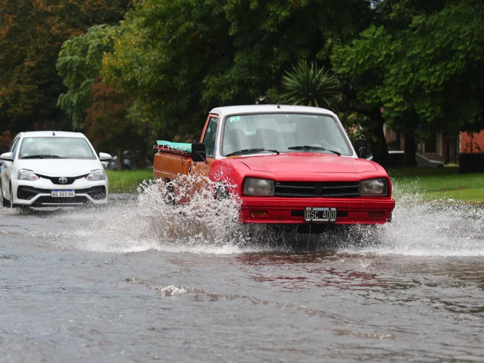 un fuerte temporal dejó barrios de Mar del Plata bajo el agua y se espera más lluvia y viento