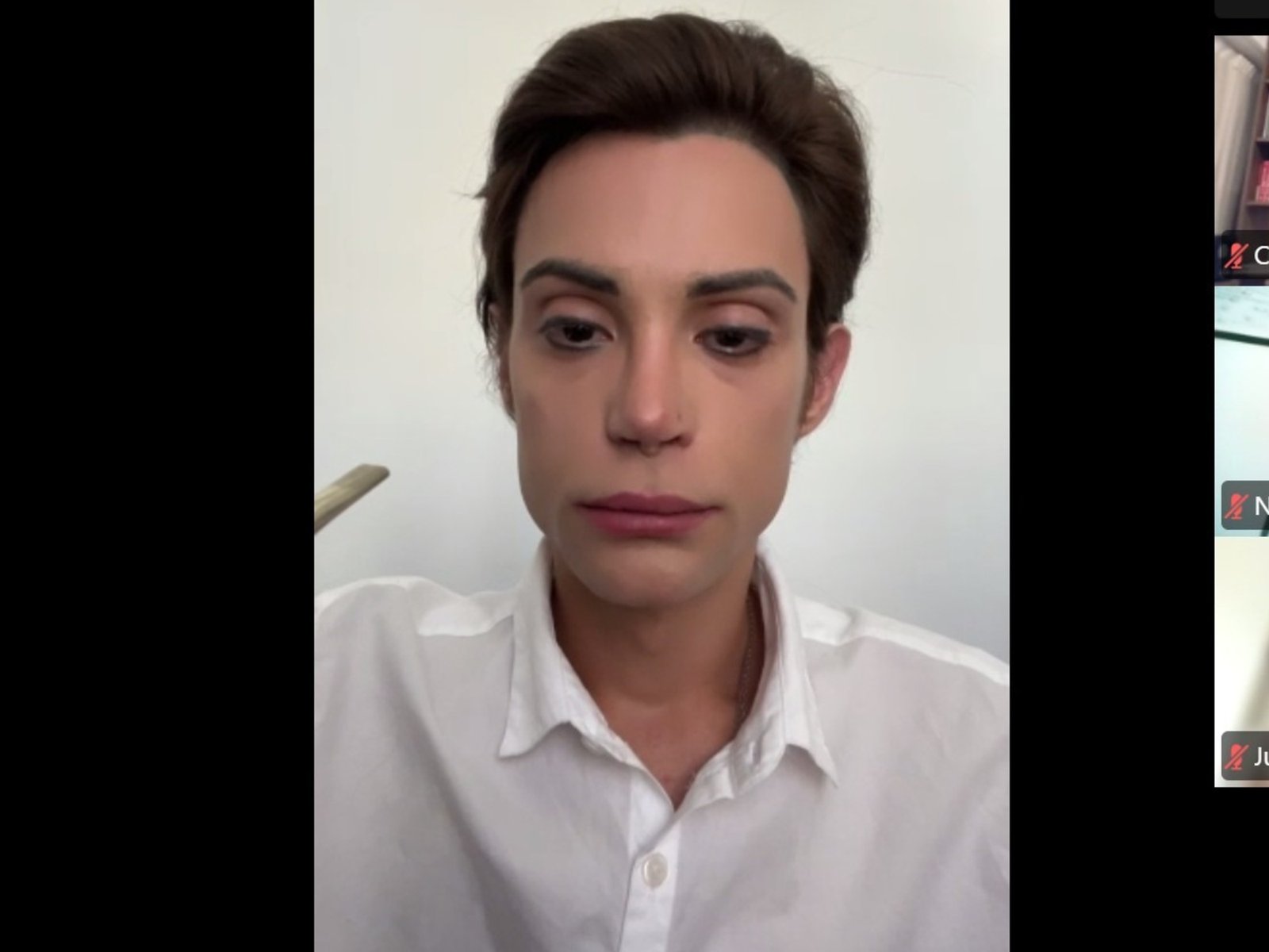 un grito desgarrador, "prendí un pucho, la culpa es mía" y la imagen de "un zombi"