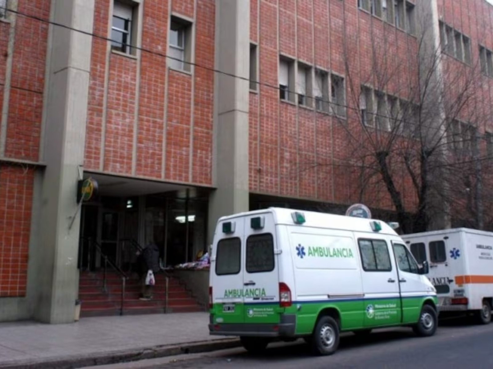 un hombre atropelló a su beba cuando sacaba el auto del garaje y la menor está en coma