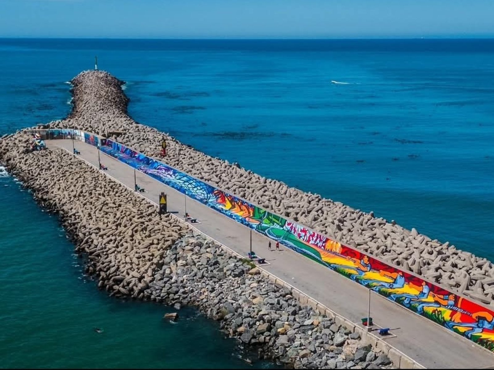 un innovador paseo artístico sobre el mar