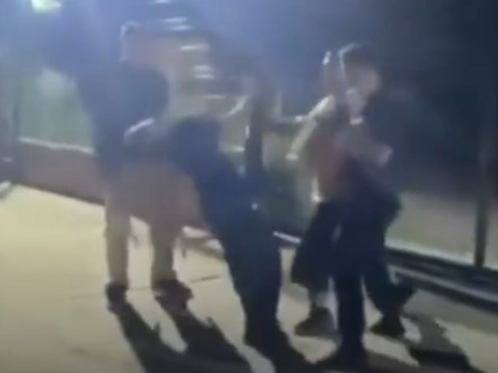 un joven fue noqueado al intentar separar una pelea y ahora debe ser operado