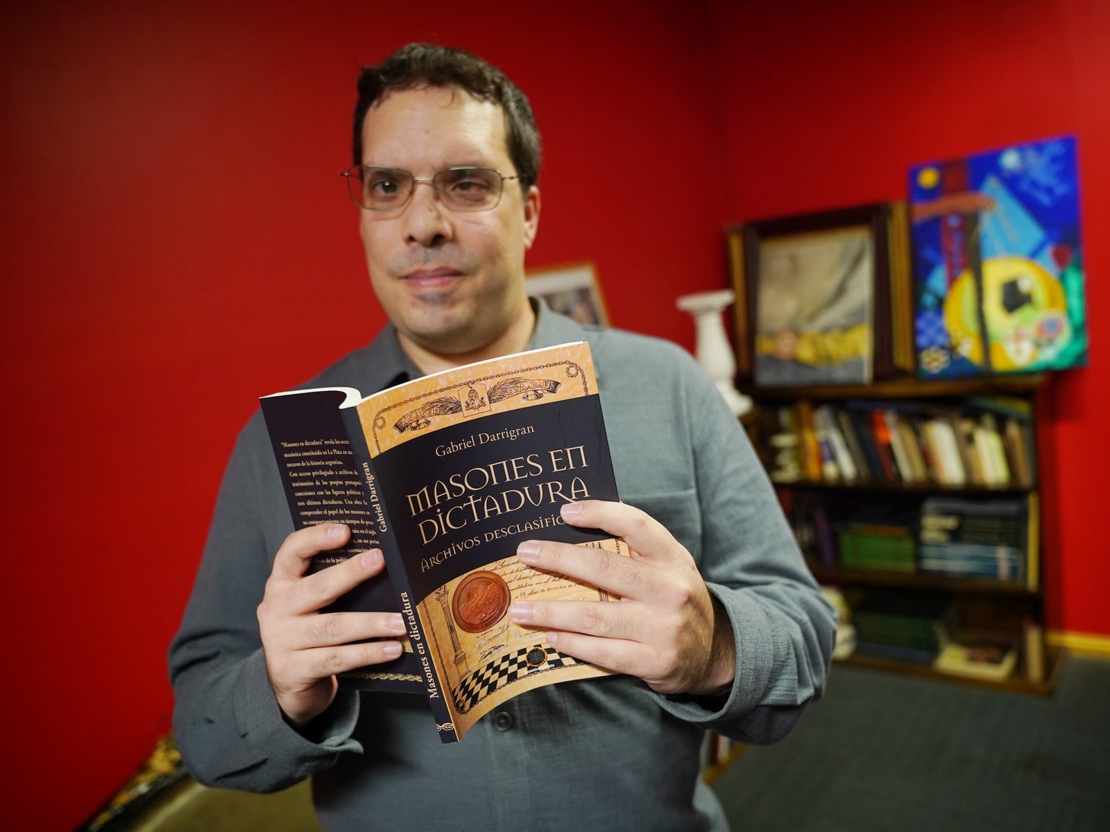 un libro revela redes de poder, tensiones y vínculos ocultos en la Argentina