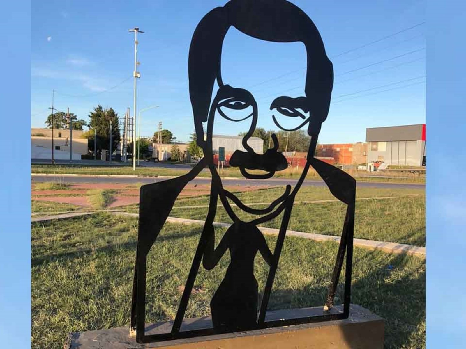 un monumento a Alfonsín apareció en Google Maps nombrado como Saddam Hussein