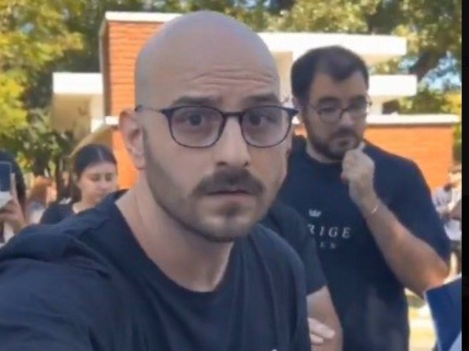 un profesor agredió a trompadas a estudiantes, tras una disputa política