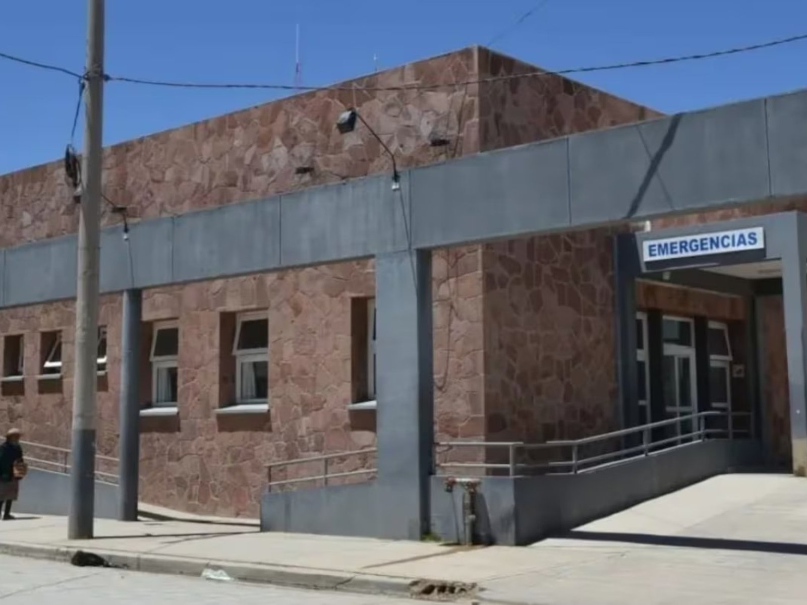 una beba murió asfixiada por una manta cuando viajaba en moto con su madre