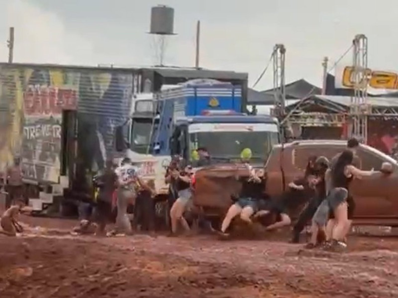 una camioneta perdió el control y chocó al público durante una exhibición en un trompódromo