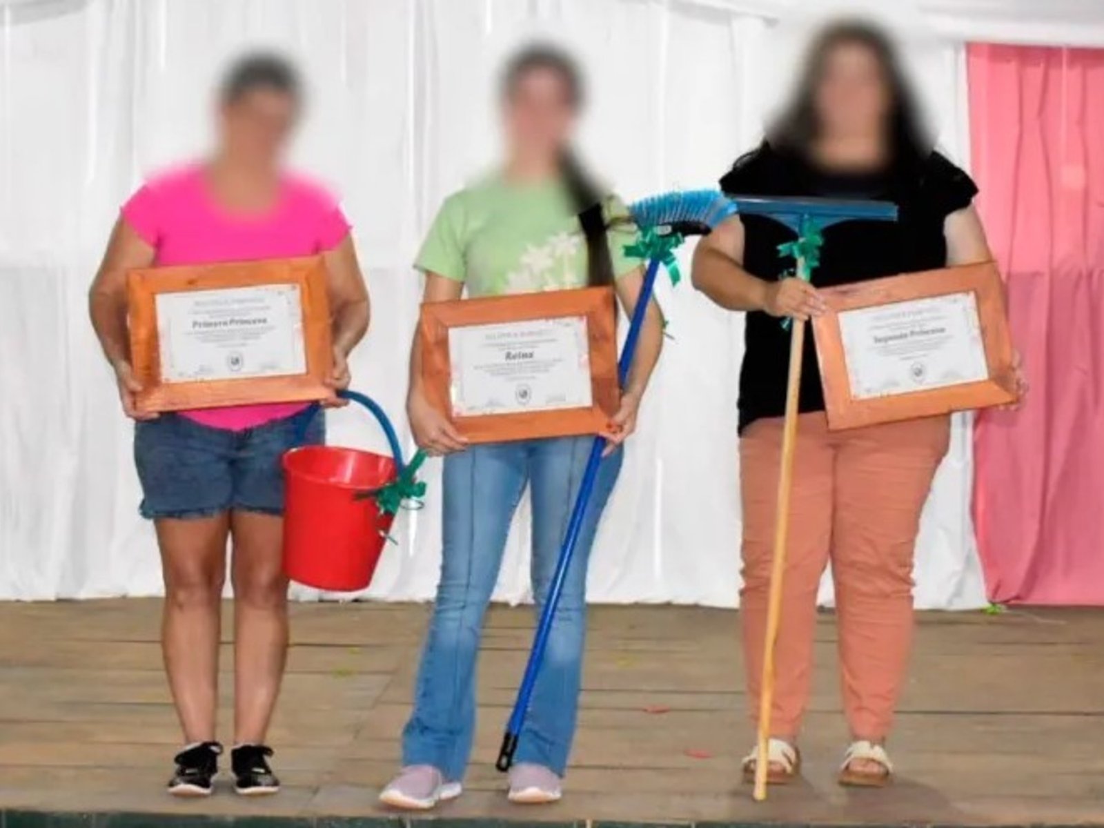 una municipalidad regaló baldes y escobas en el Día de la Mujer