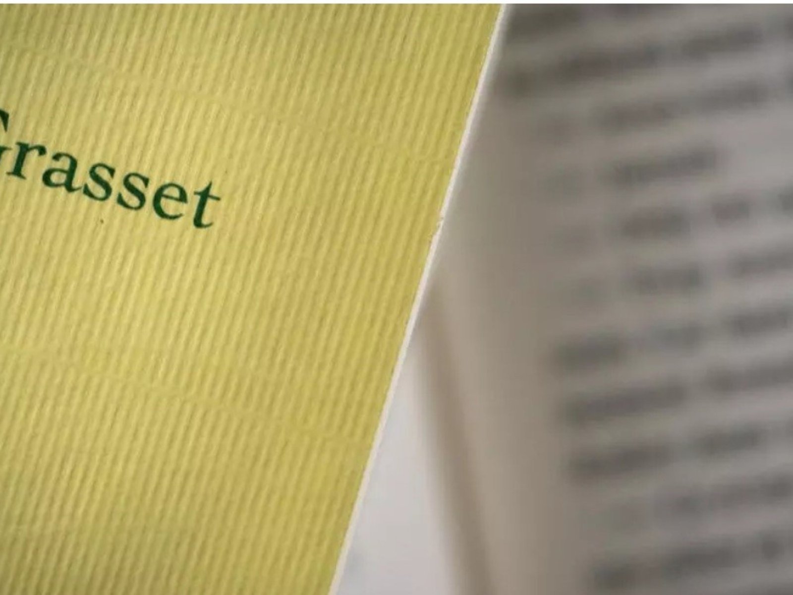 115 escritores dejan la editorial Grasset tras el despido de su director