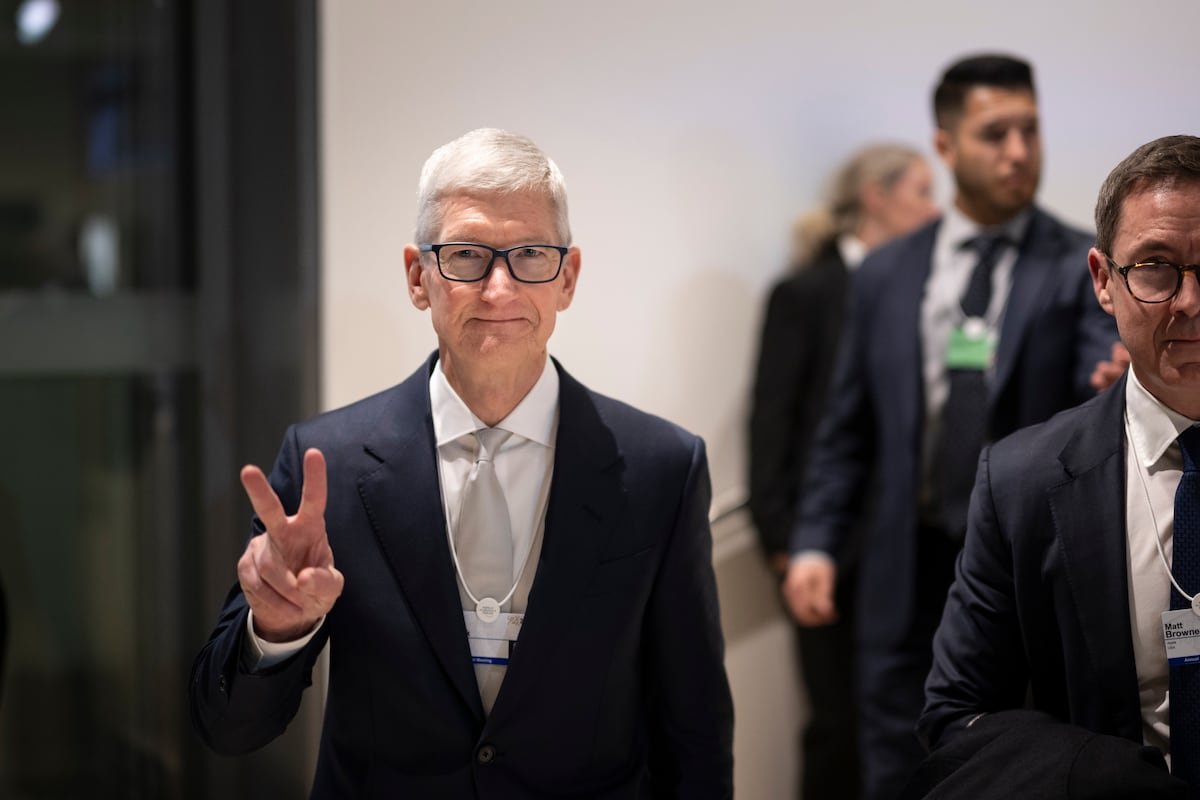 Apple nombra a John Ternus como consejero delegado y a Tim Cook como presidente | Economía