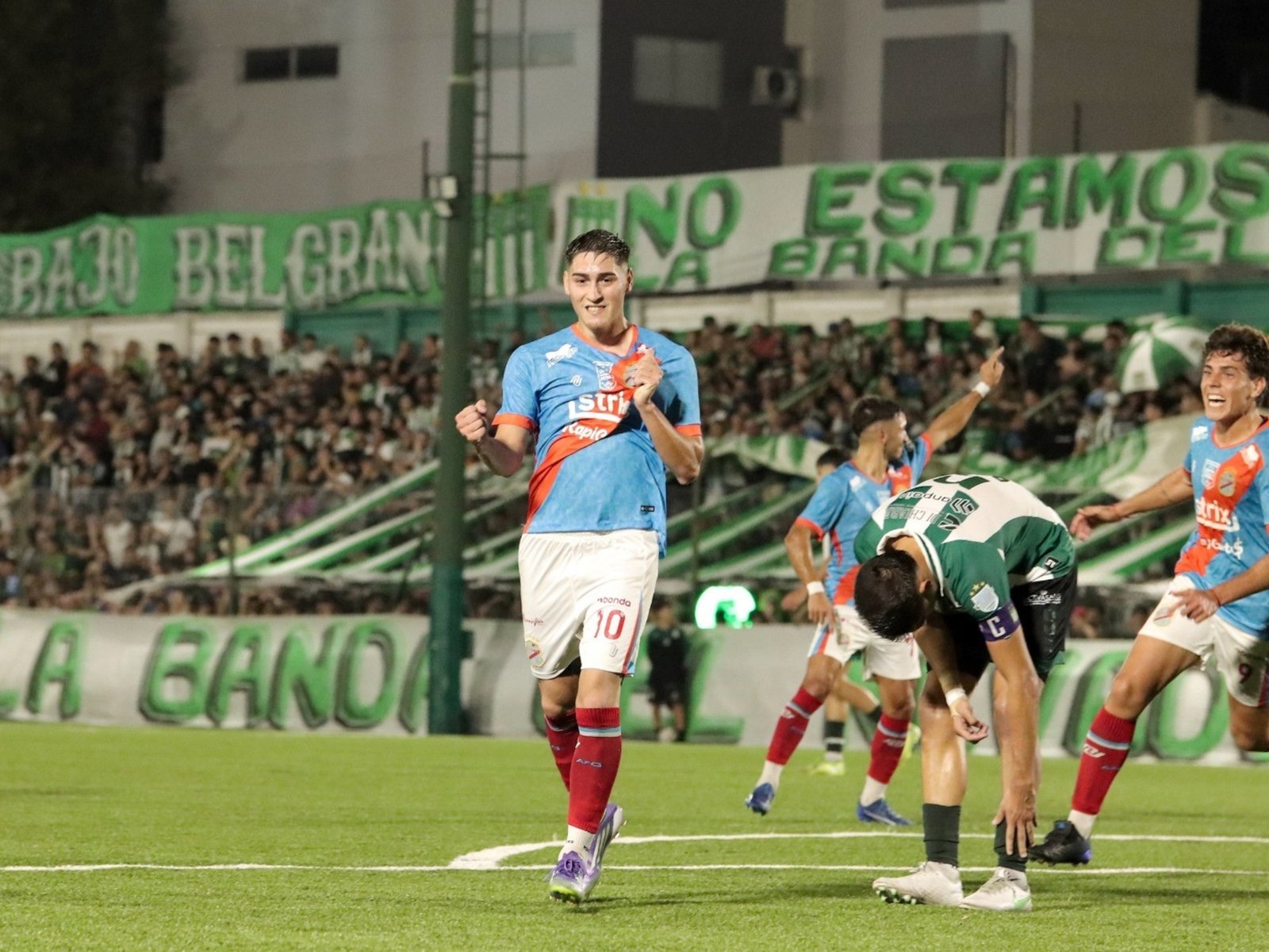 Arsenal le ganó el duelo de punteros a Excursio y se cortó solo en la cima :: Olé