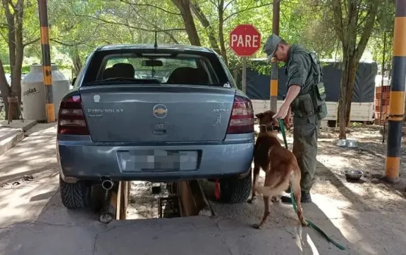 Atrapan a una familia que llevaba más de 23 kilos de cocaína ocultos en el baúl del auto