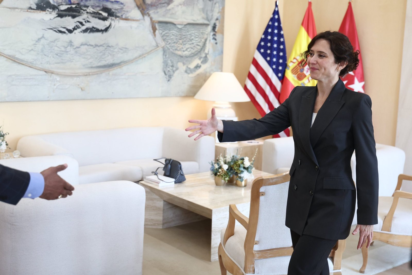 Ayuso viaja a México a un acto en homenaje a Hernán Cortés en medio de su controversia con Claudia Sheinbaum