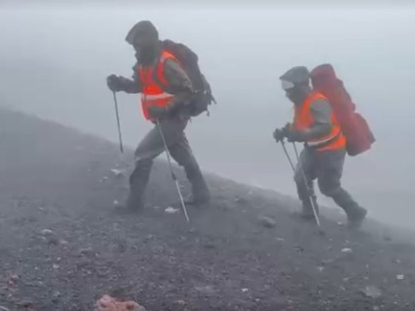 Buscan a un turista argentino de 48 años que desapareció cuando hacía el ascenso a un volcán de Chile