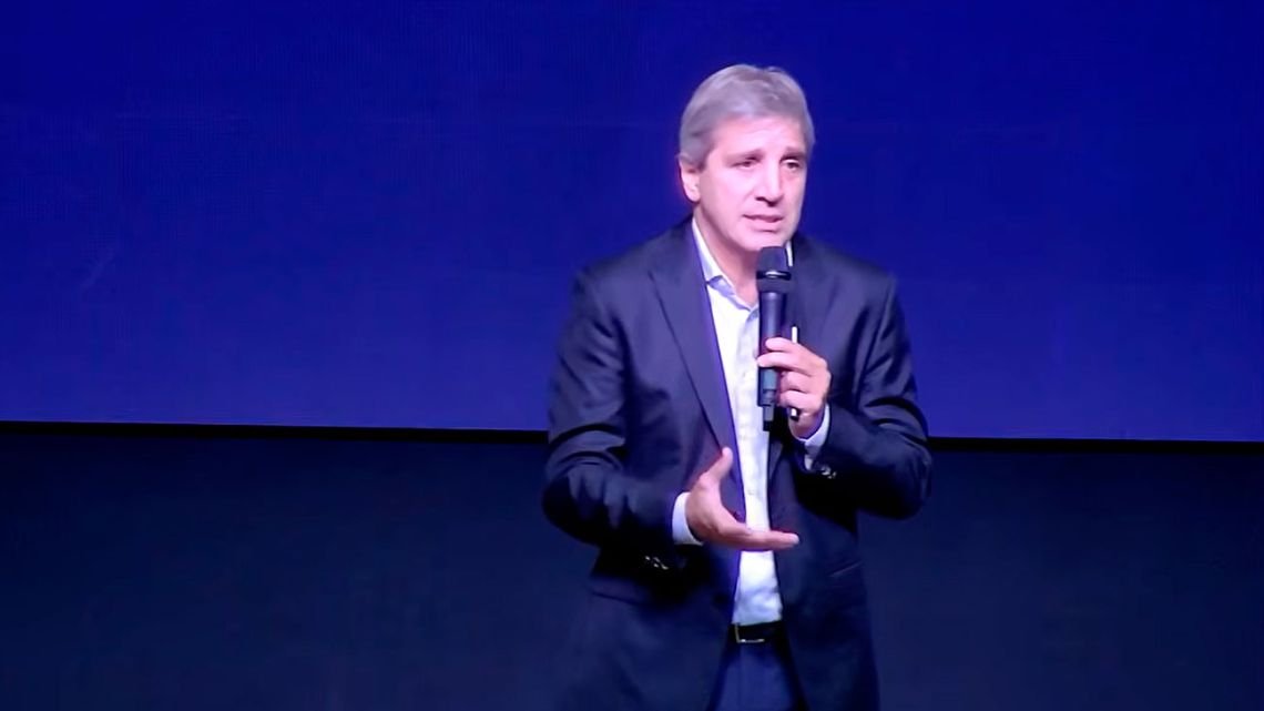 Caputo en Rosario: "Me encantaría bajar las retenciones a cero mañana, pero no puedo"