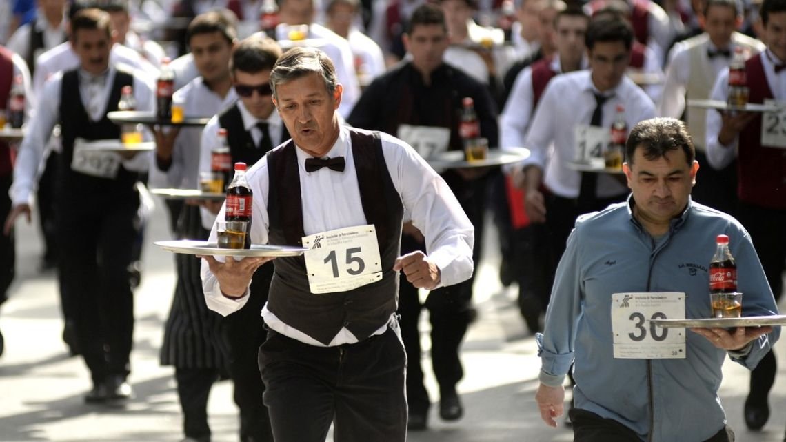 Con bandejas en mano y premios millonarios, así será la nueva edición de la Carrera de Mozos y Camareras en Córdoba