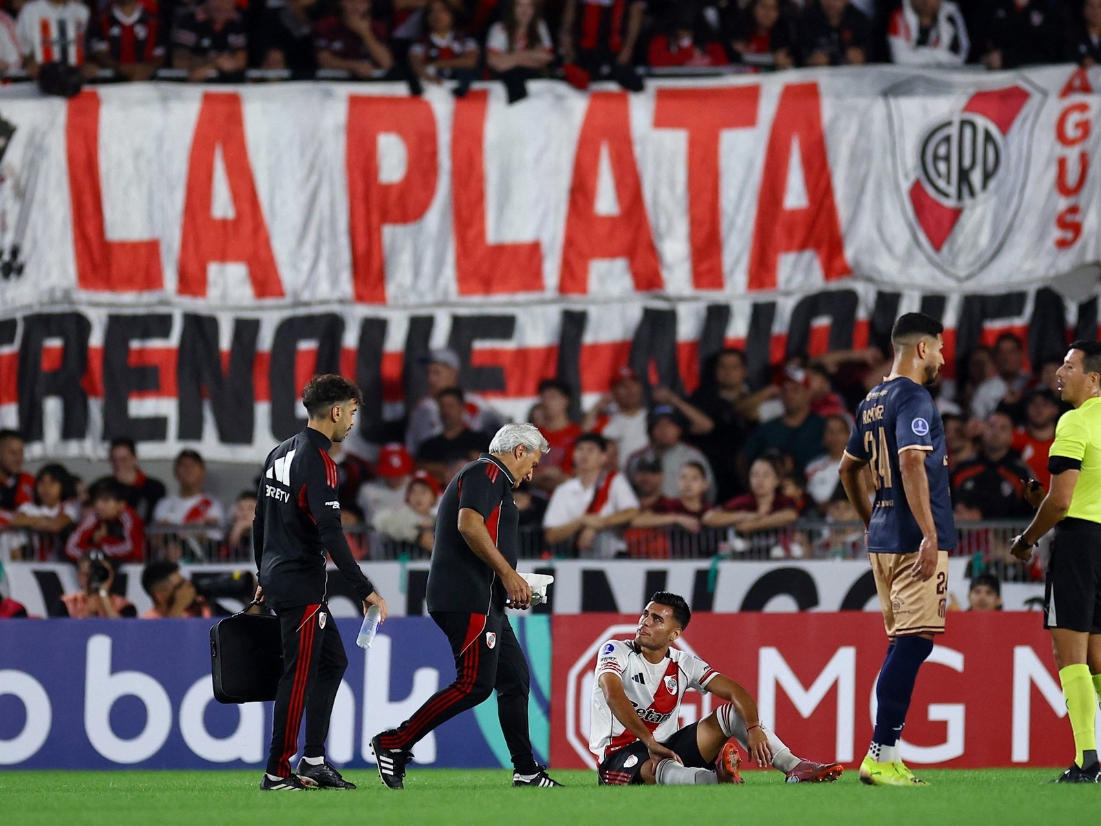 Coudet debe rearmar el equipo para recibir a Boca en el Superclásico