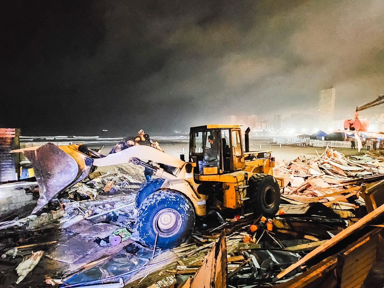 De madrugada y con topadoras, demolieron "La Saladita de la Bristol"