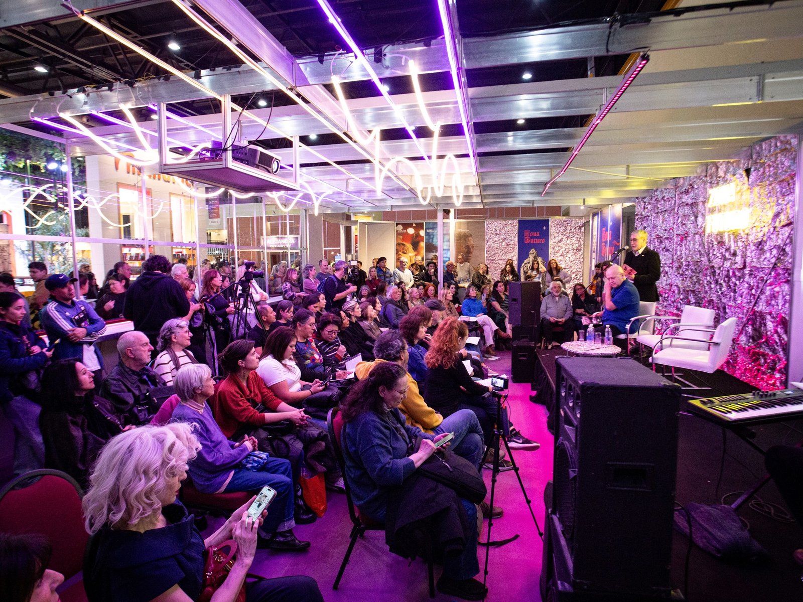 Desbordó el público en la maratón de lectura, que puso voz a textos y autores silenciados en dictadura