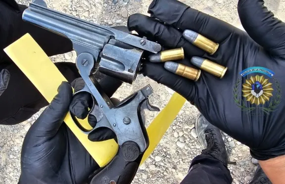 Detienen a un hombre con un revólver cargado en Trelew