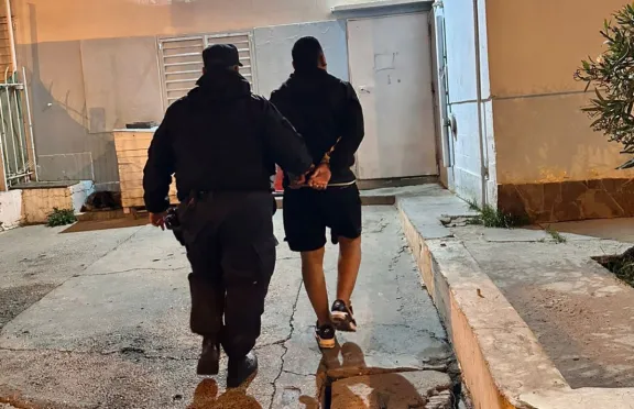 Detuvieron a un hombre con pedido de captura en avenida Roca y Canadá