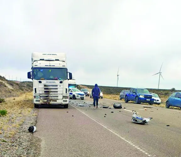 Dos mujeres heridas en violento choque contra camión en la doble trocha Trelew- Madryn