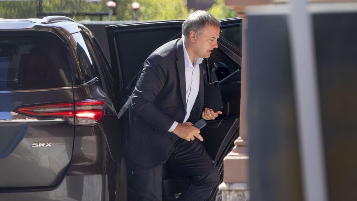 El Vía Crucis de Manuel Adorni