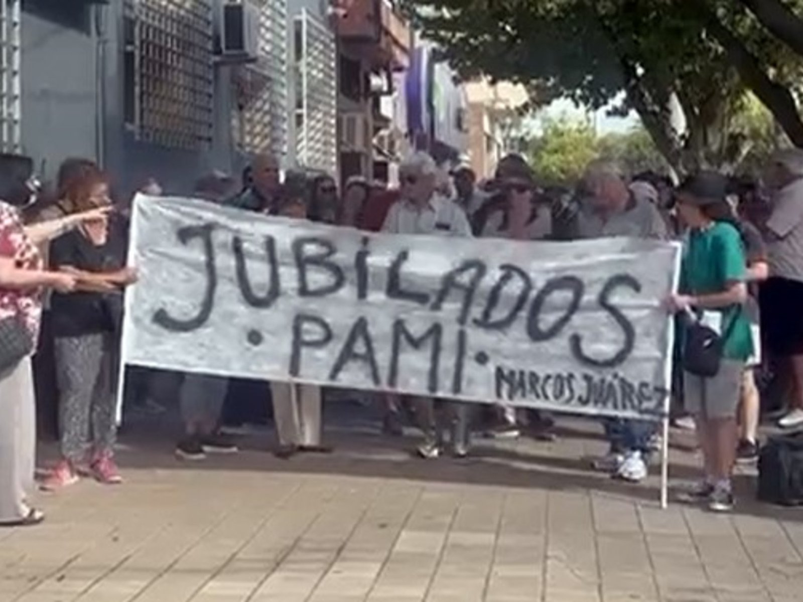 El drama de los jubilados del PAMI que viajan 120 km para atenderse porque cerró el sanatorio de su ciudad