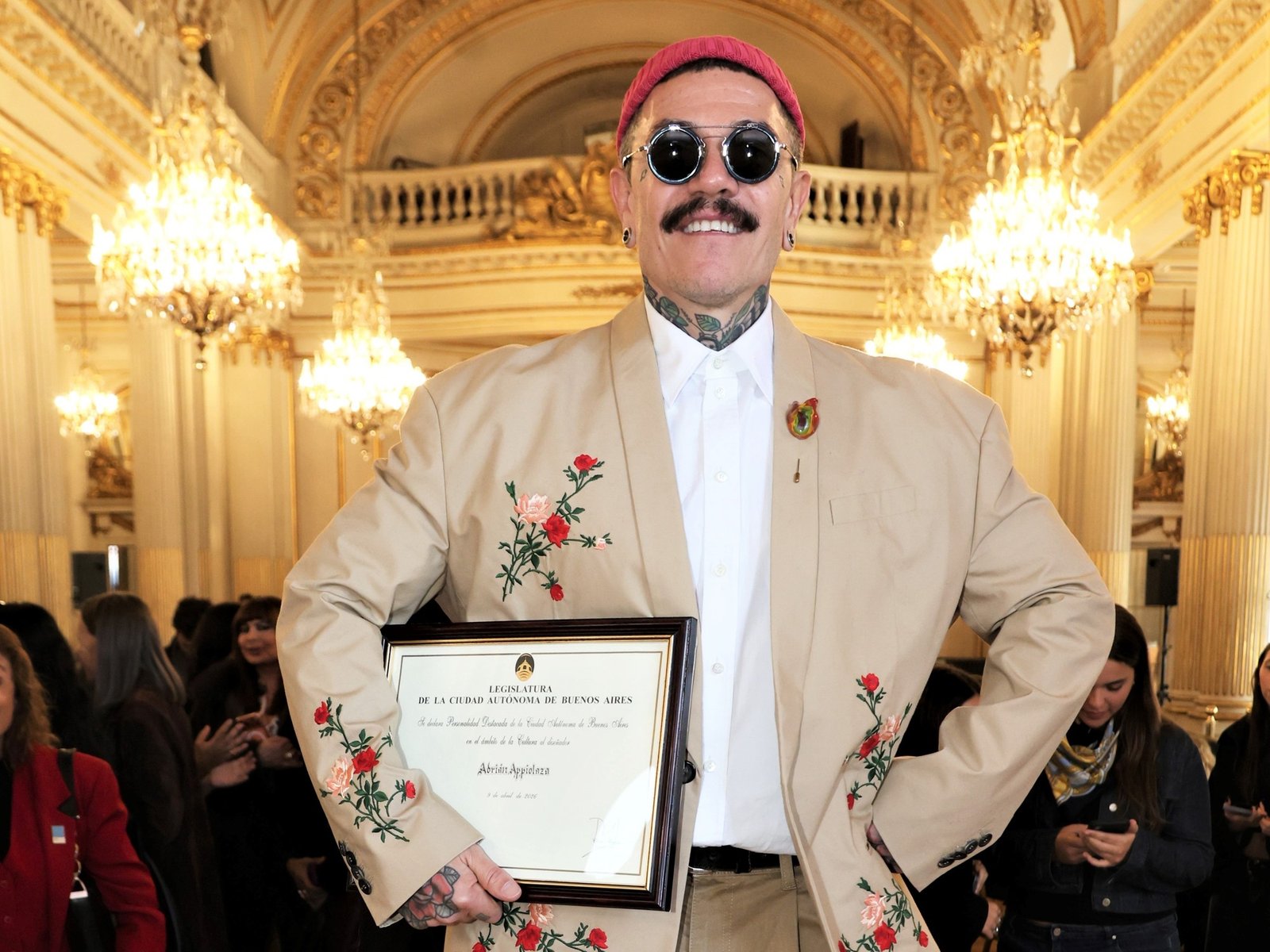 Emotivo homenaje a Adrián Appiolaza, el diseñador argentino que empezó en el taller de su abuela y hoy triunfa en la elite mundial de la moda sin olvidar sus raíces