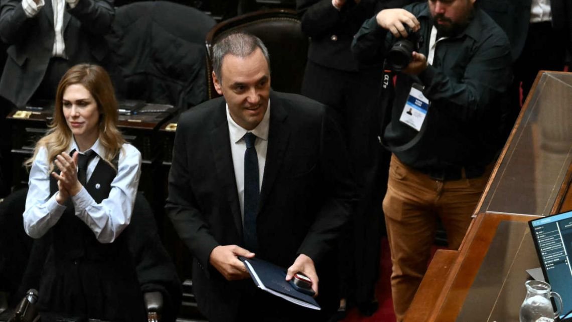 En “QR!”, Carlos Castagneto criticó a Adorni tras su exposición en el Congreso: “No pudo contestar y terminó golpeado”