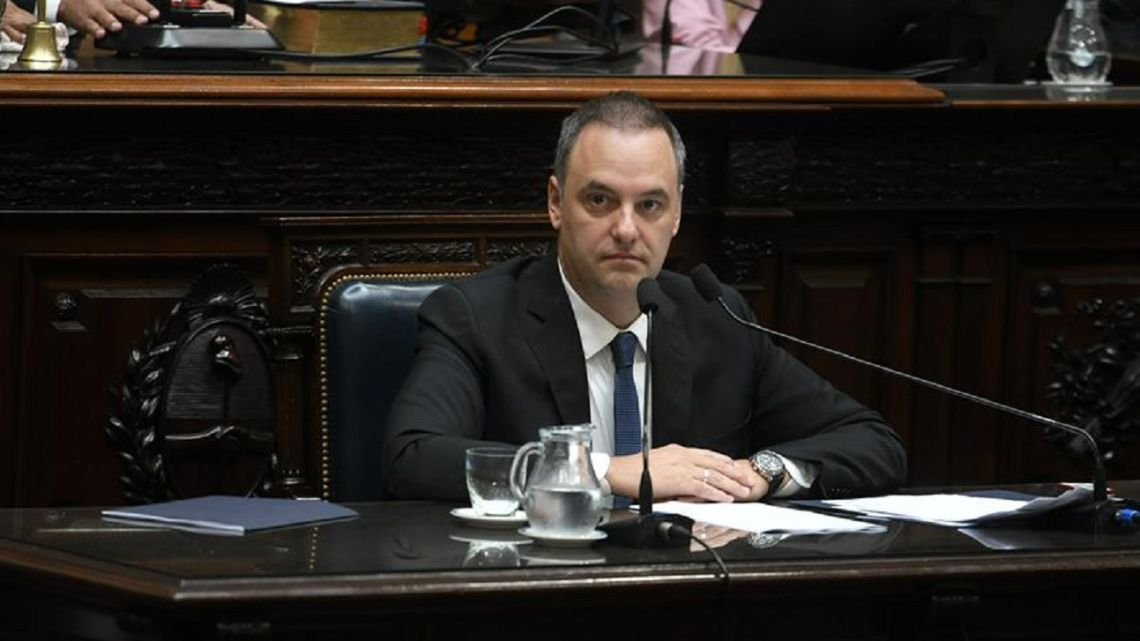 En “QR!”, Hernán Letcher cruzó a Adorni: “Respondió 2.151 preguntas, pero en muchas no dijo nada”