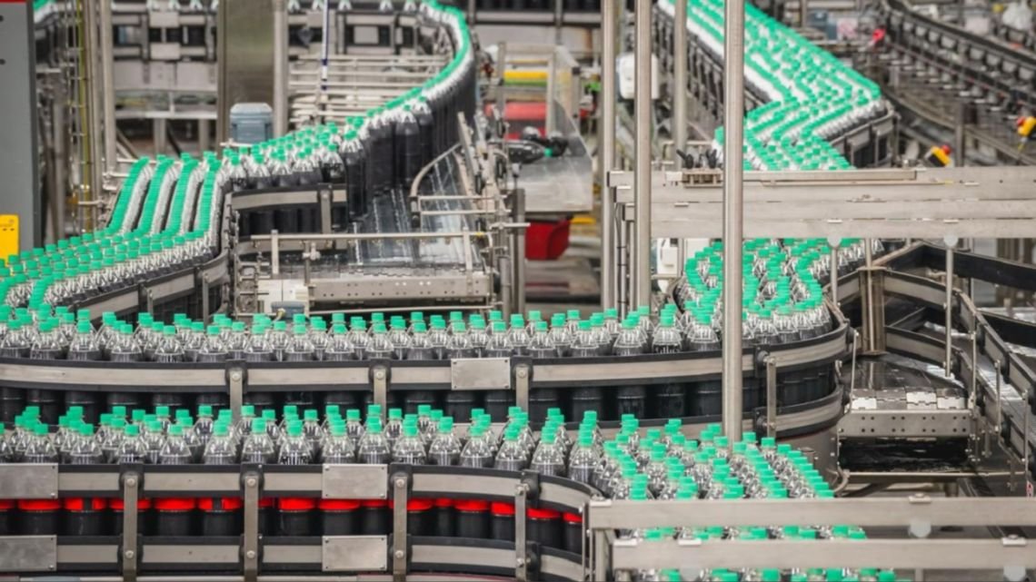 En medio de la tensión del consumo local, Coca-Cola ratifica su plan de inversiones por USD 1.400 M