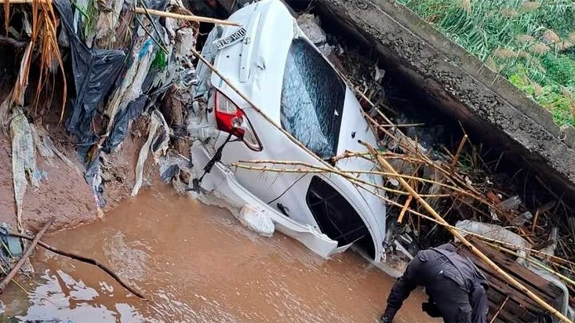 Encontraron sin vida a la pareja desaparecida en Tafí Viejo: su auto fue arrastrado por el temporal