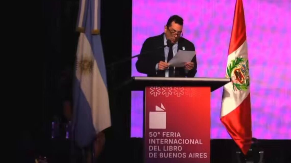 Escándalo en la Feria del Libro: abucheos, gritos y silbidos contra el secretario de Cultura, que habló de "Jorge Luis Bórgeres"
