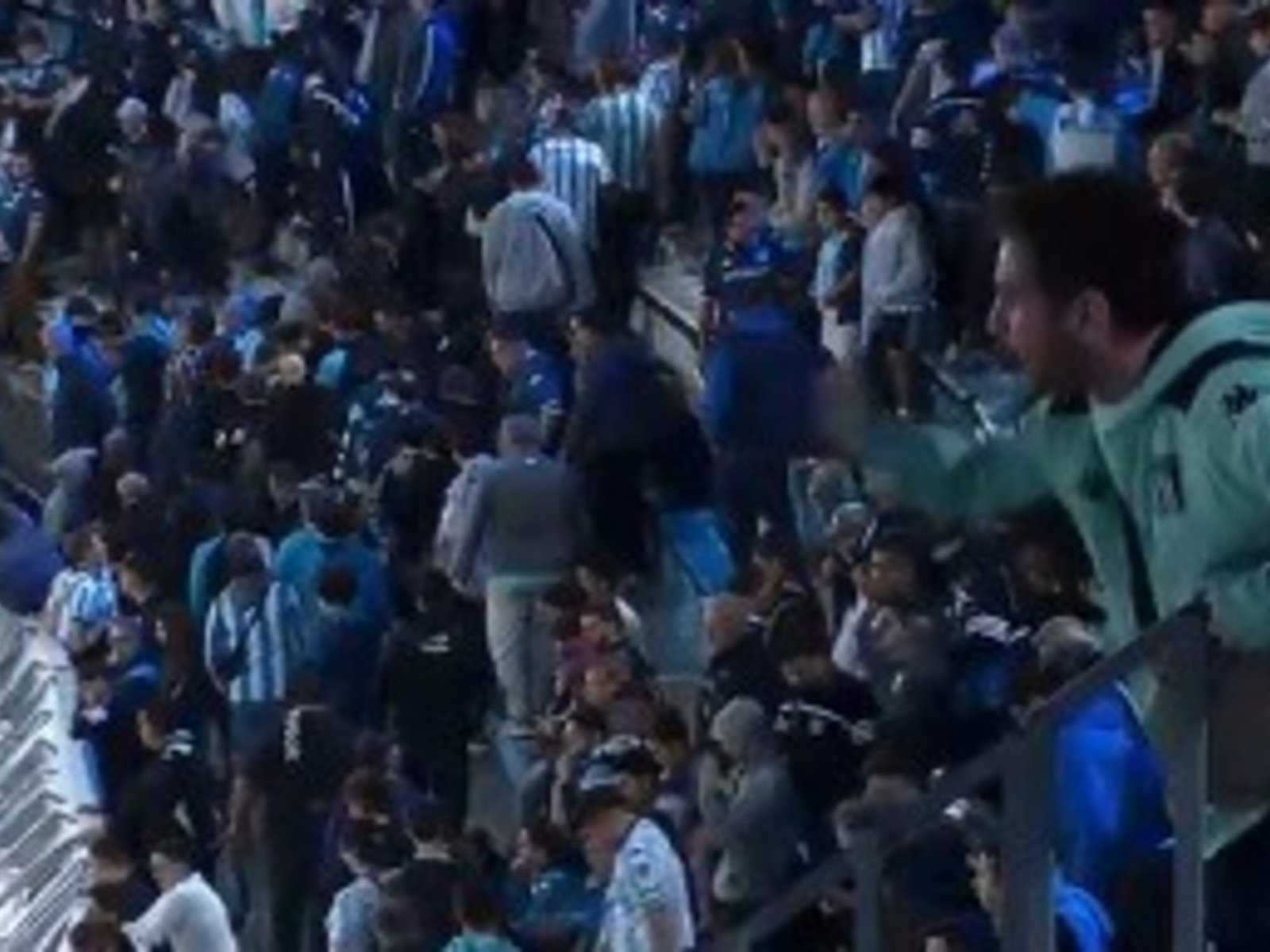 Explotó el Cilindro con insultos de la gente de Racing a la dirigencia tras el empate ante Barracas: "La comisión, la comisión..."