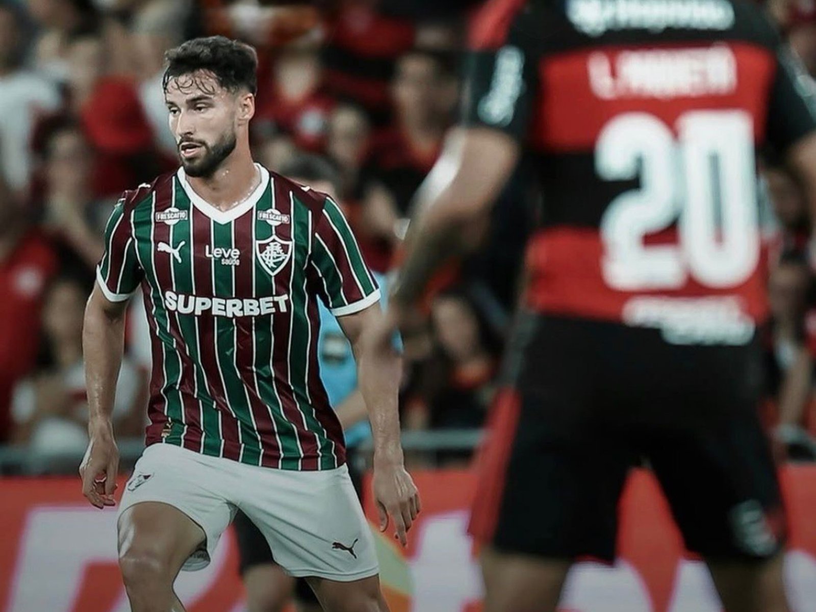 Flamengo le ganó a Fluminense en un clásico que tuvo de todo: Acosta se lesionó a los 5' por un pelotazo, Carrascal fue expulsado por un patadón :: Olé