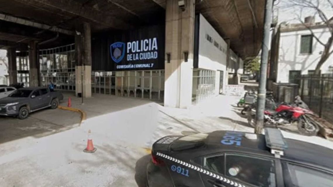 Flores: un camión chocó en la autopista, cayó un cartel y murió un policía de CABA