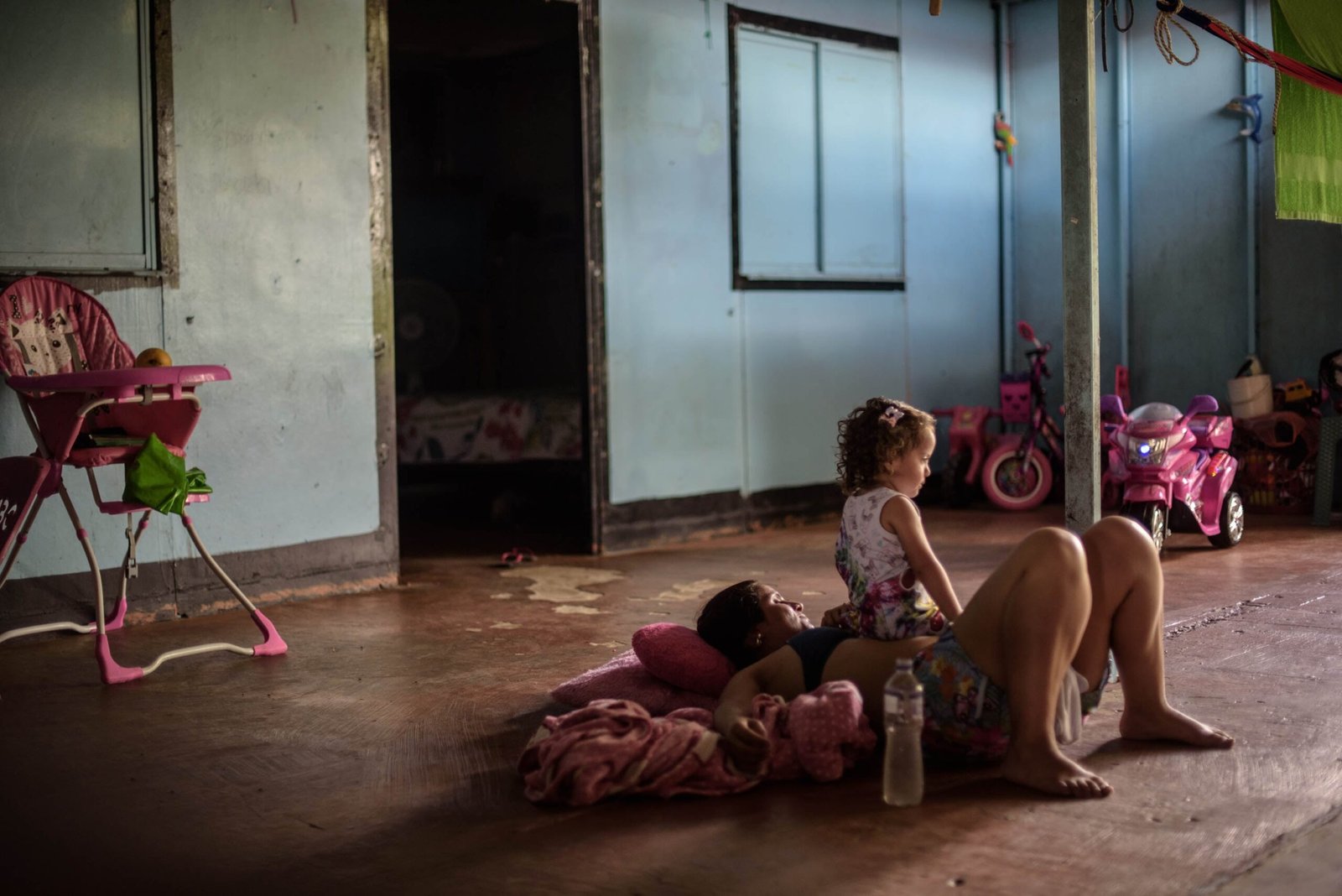 Madre e hija en la ETCR Filipinas en Arauca, Colombia, en mayo de 2022.