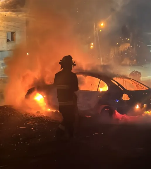 Incendio de un Renault Megane movilizó a la policía y bomberos en la calle Patagonia